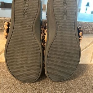 Vionic slippers